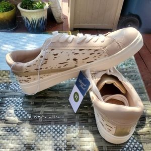 Universal Thread Women's Cream and Tan Sneakers Size 11 NWT